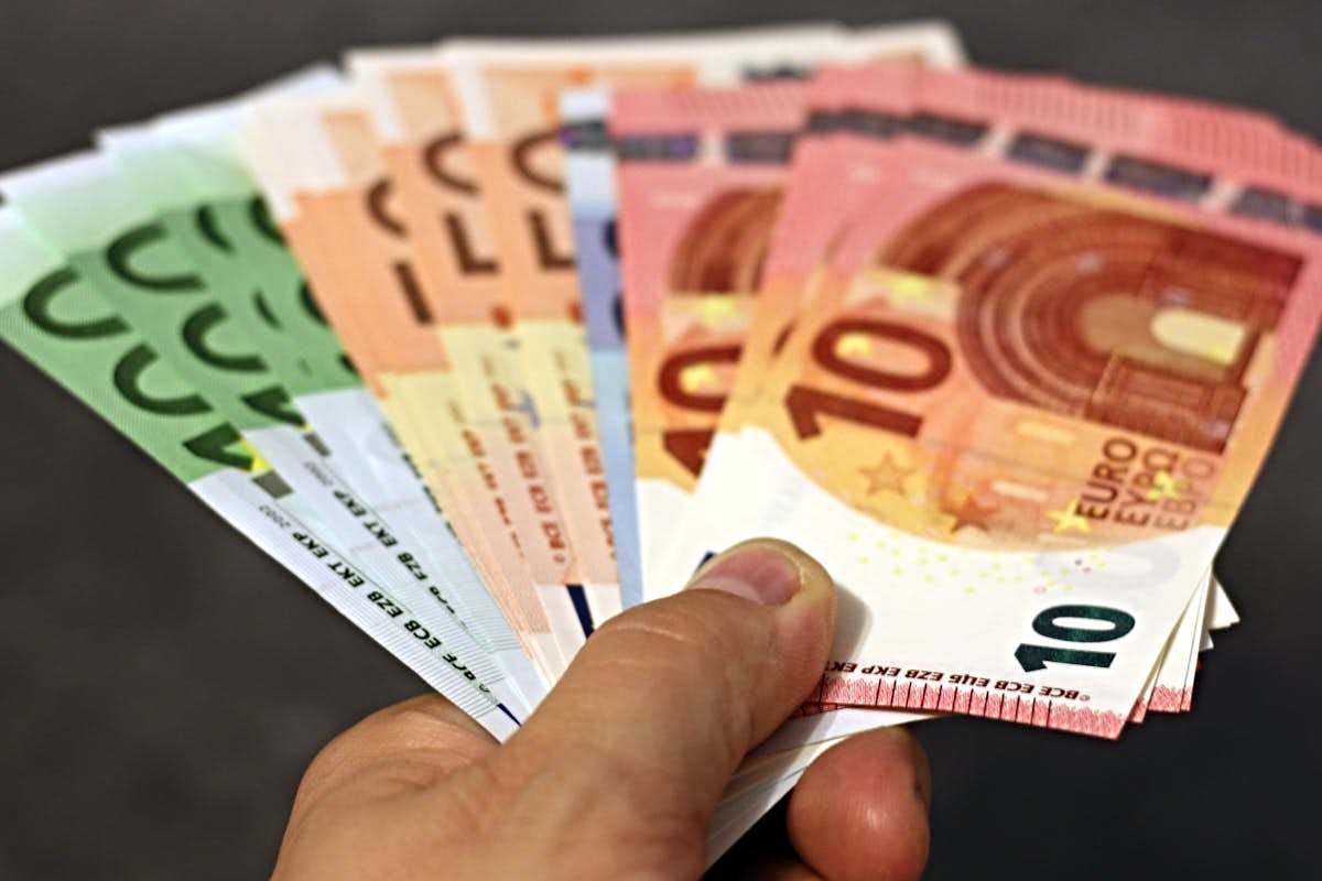 Attenzione alle 5 e 10 euro se noti questi dettagli, potrebbero essere false. Ecco la guida per non essere più ingannati