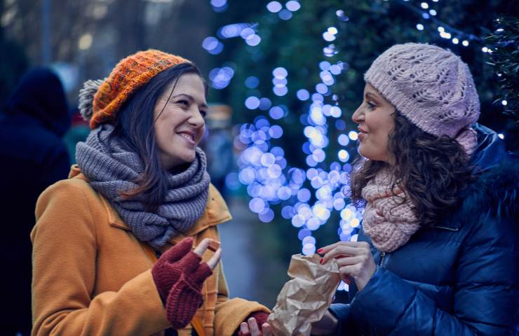 Due donne si divertono ai mercatini di Natale