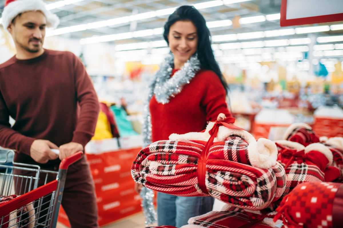 coppia al supermercato