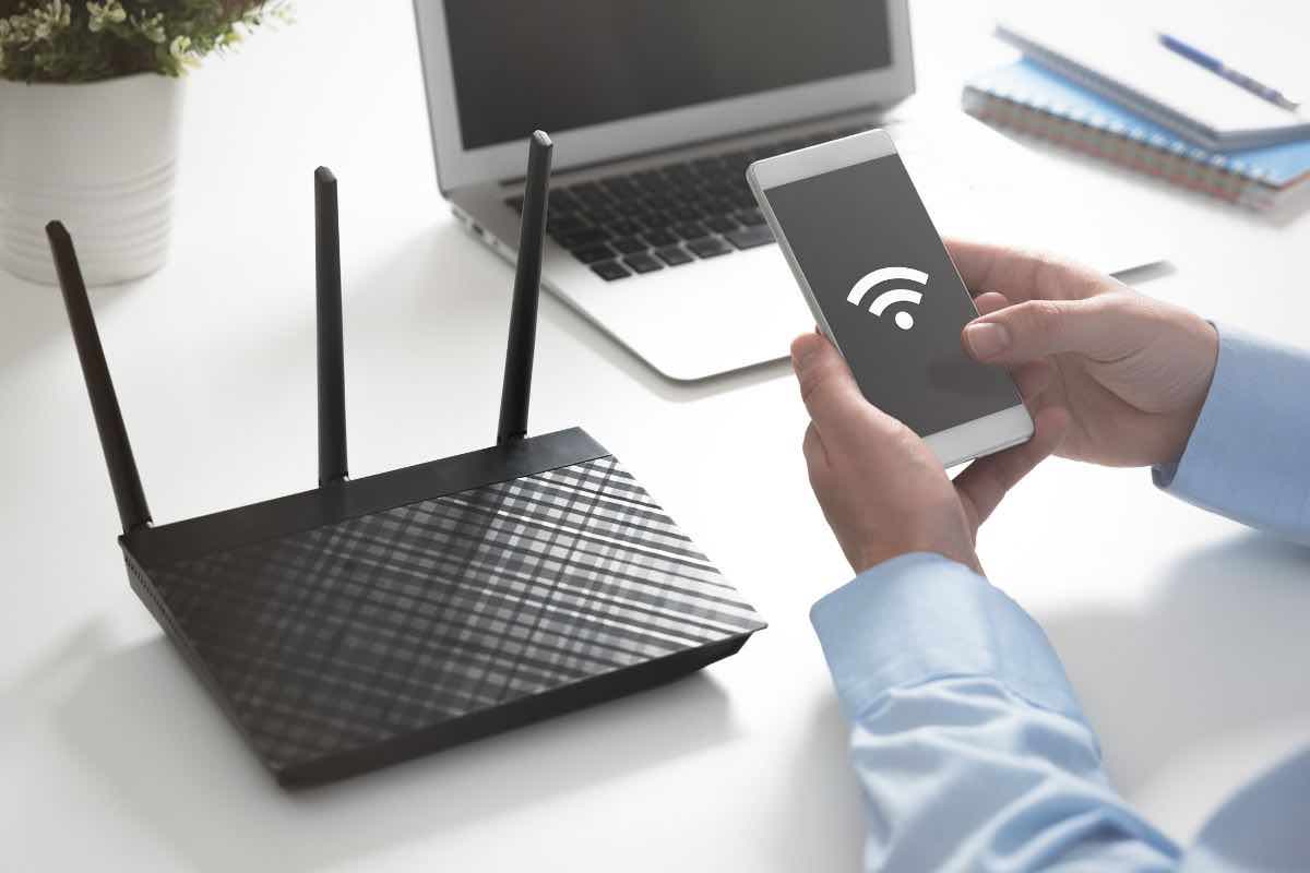 Modem wifi, computer e smartphone 