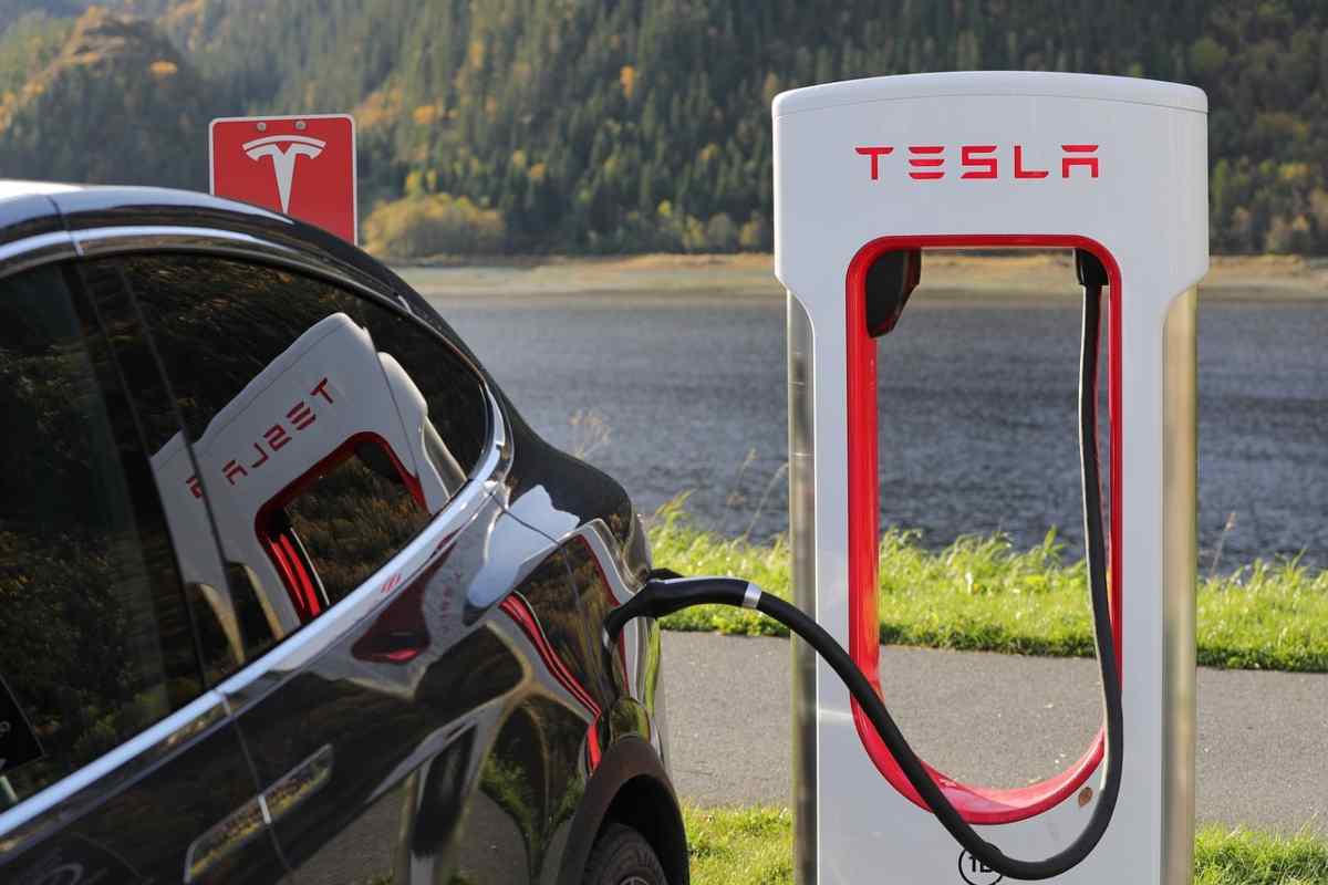 Auto Tesla a un punto di rifornimento