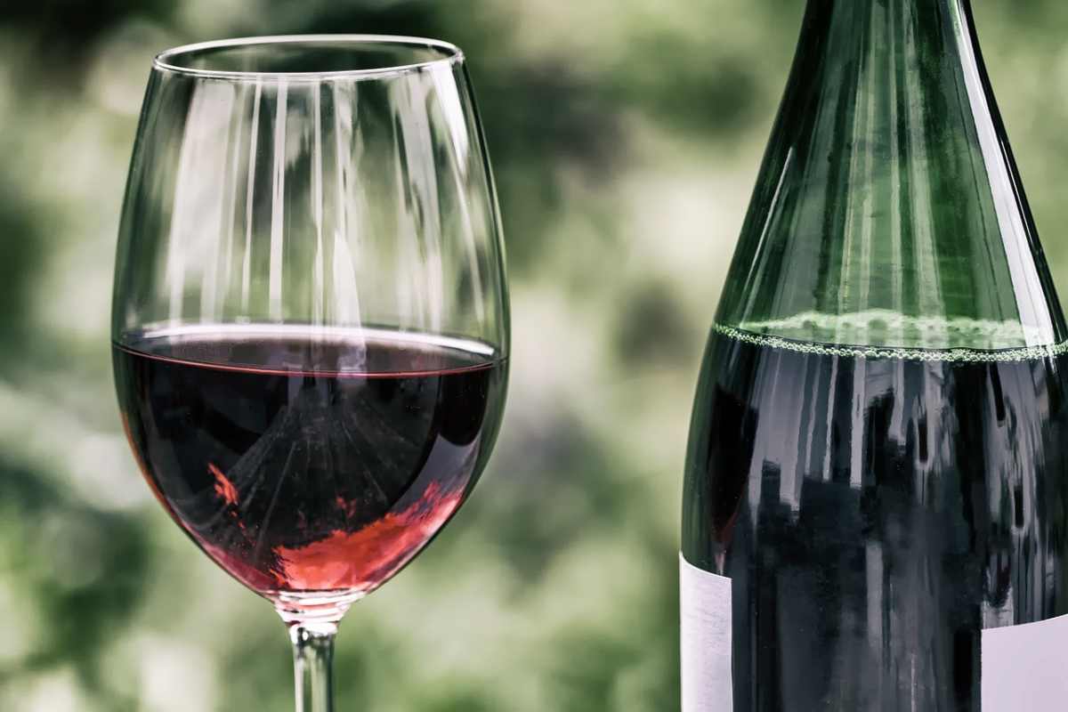 Come si mettono in tavola le bottiglie di vino