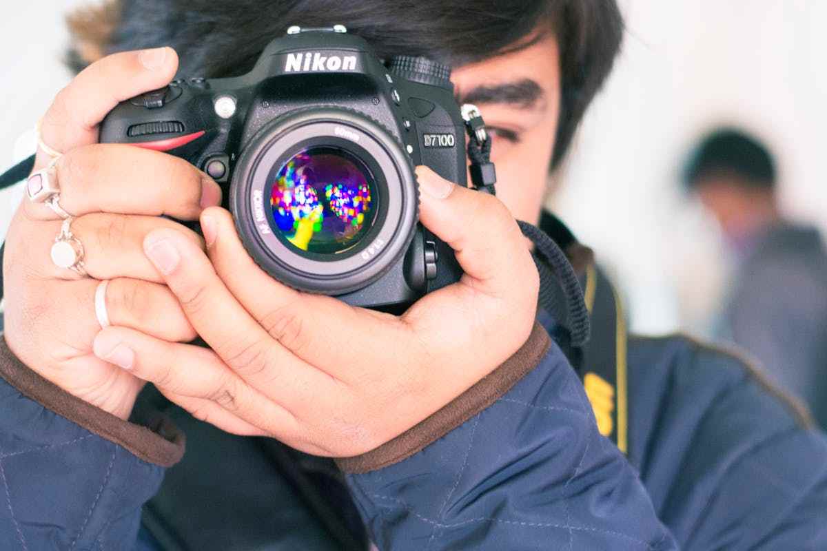 Fotografo con macchina fotografica