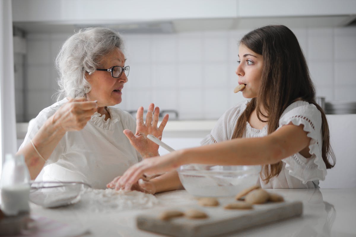 Nonna e nipote in cucina