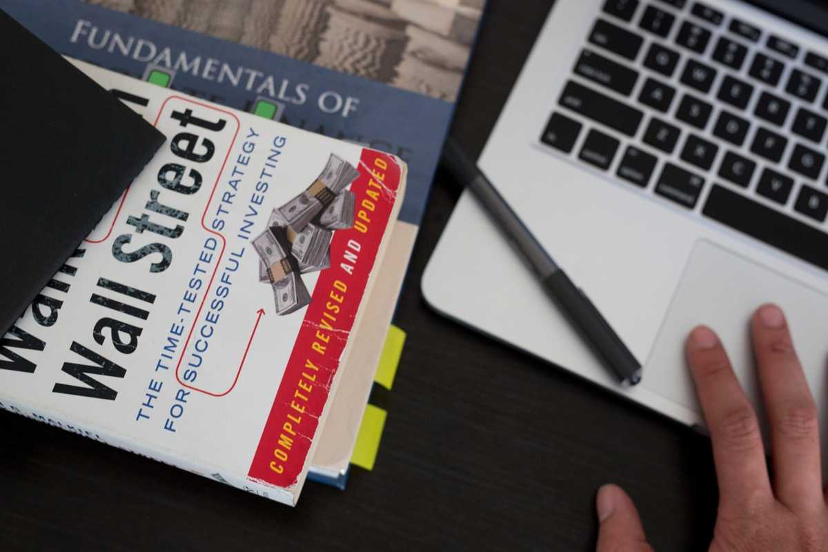 Computer con libro di Wall Street