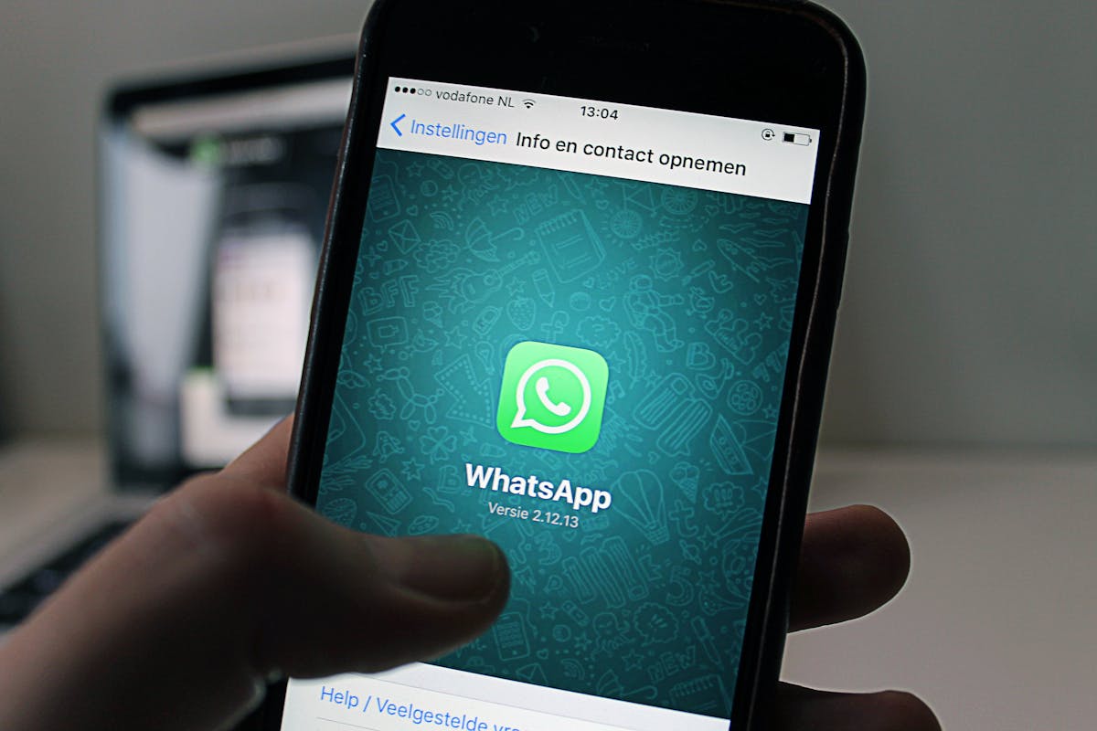 Telefono con schermata di WhatsApp