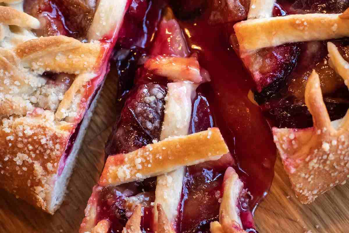 Torta di mele tagliata a fette