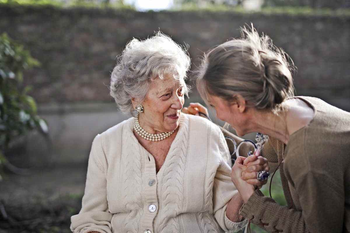 Due donne adulte che parlano