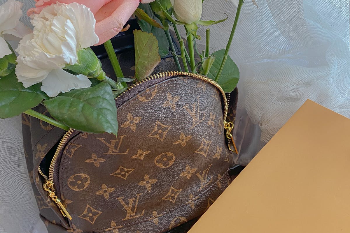 Borsa Louis Vuitton con fiori al suo interno