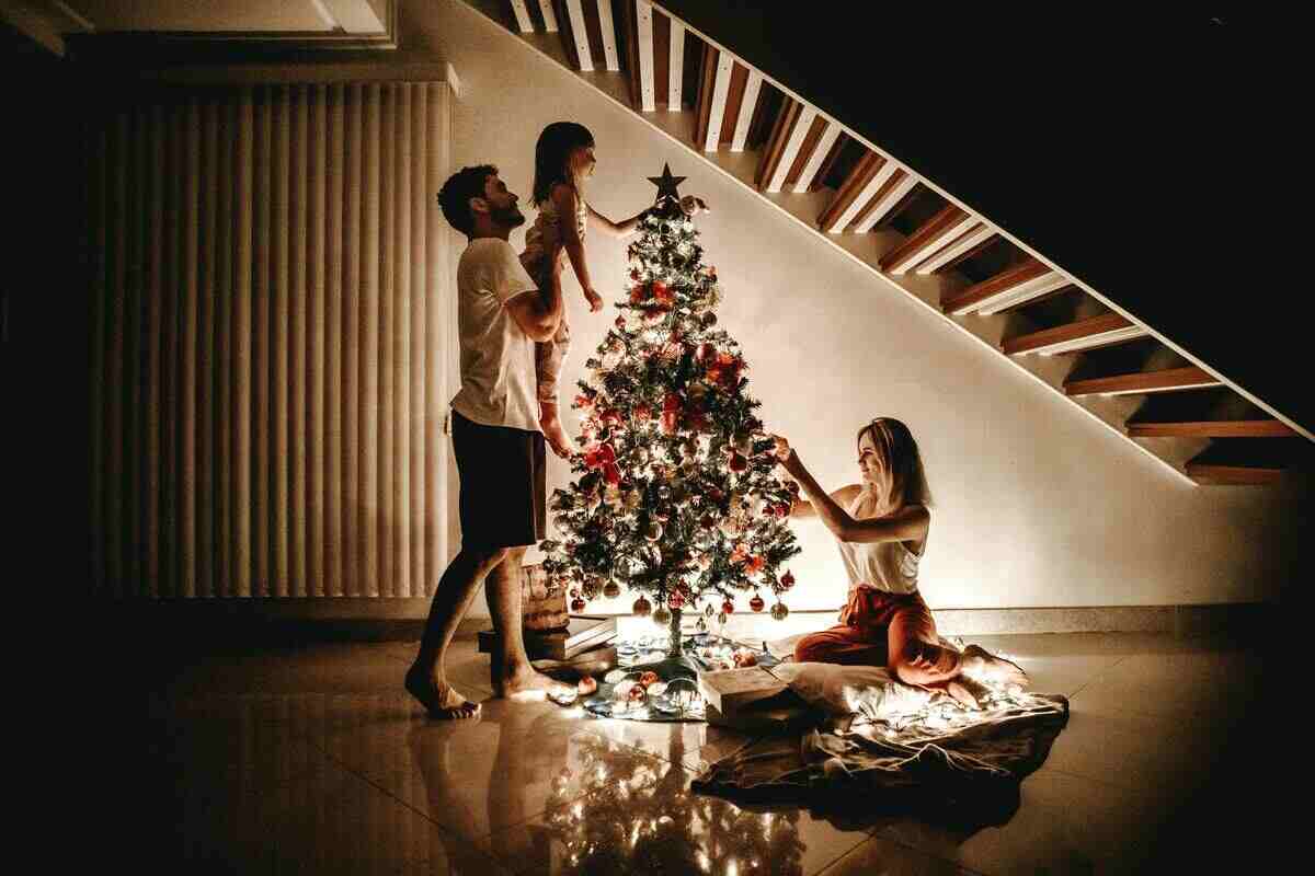 Famiglia intorno all'albero di Natale