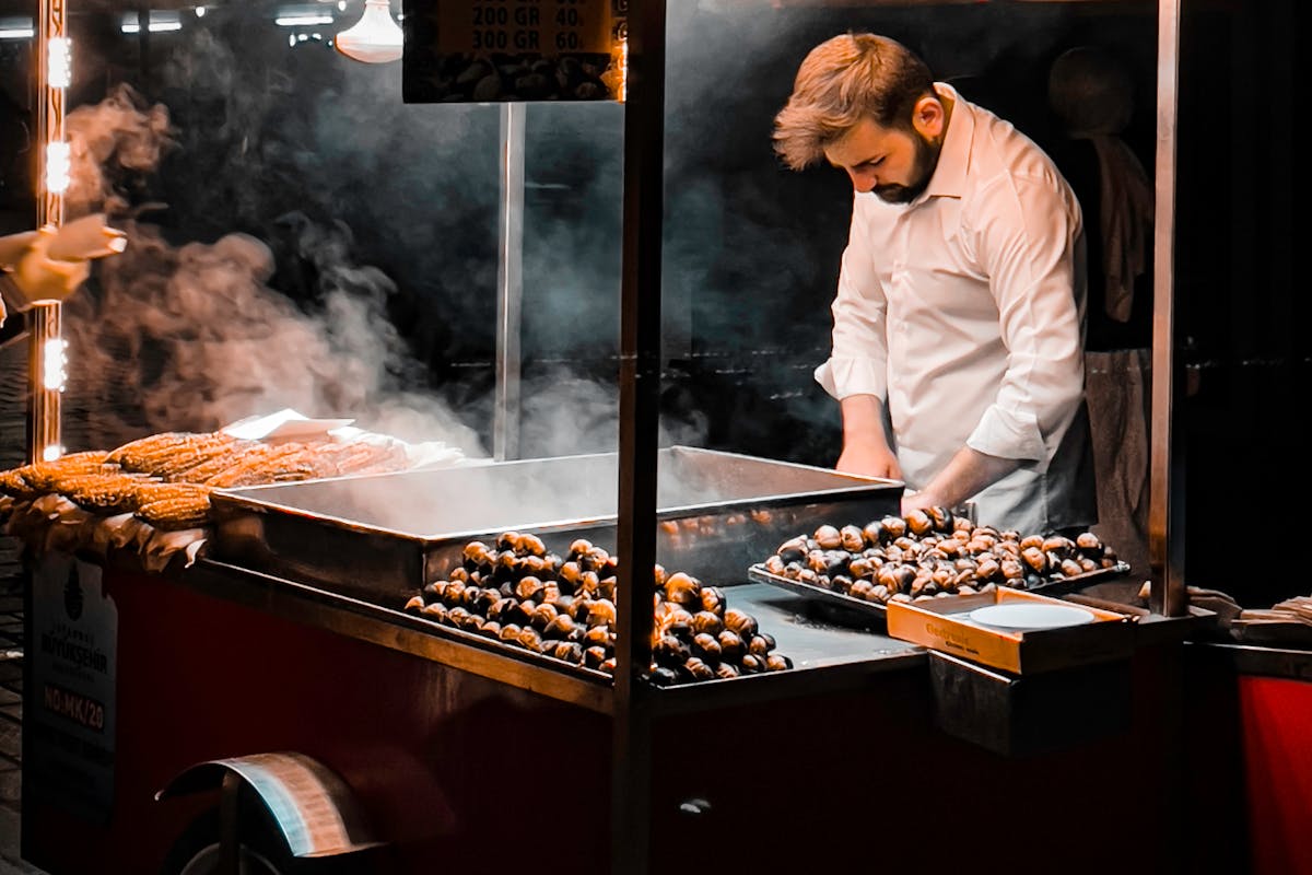 Uomo che cucina le caldarroste